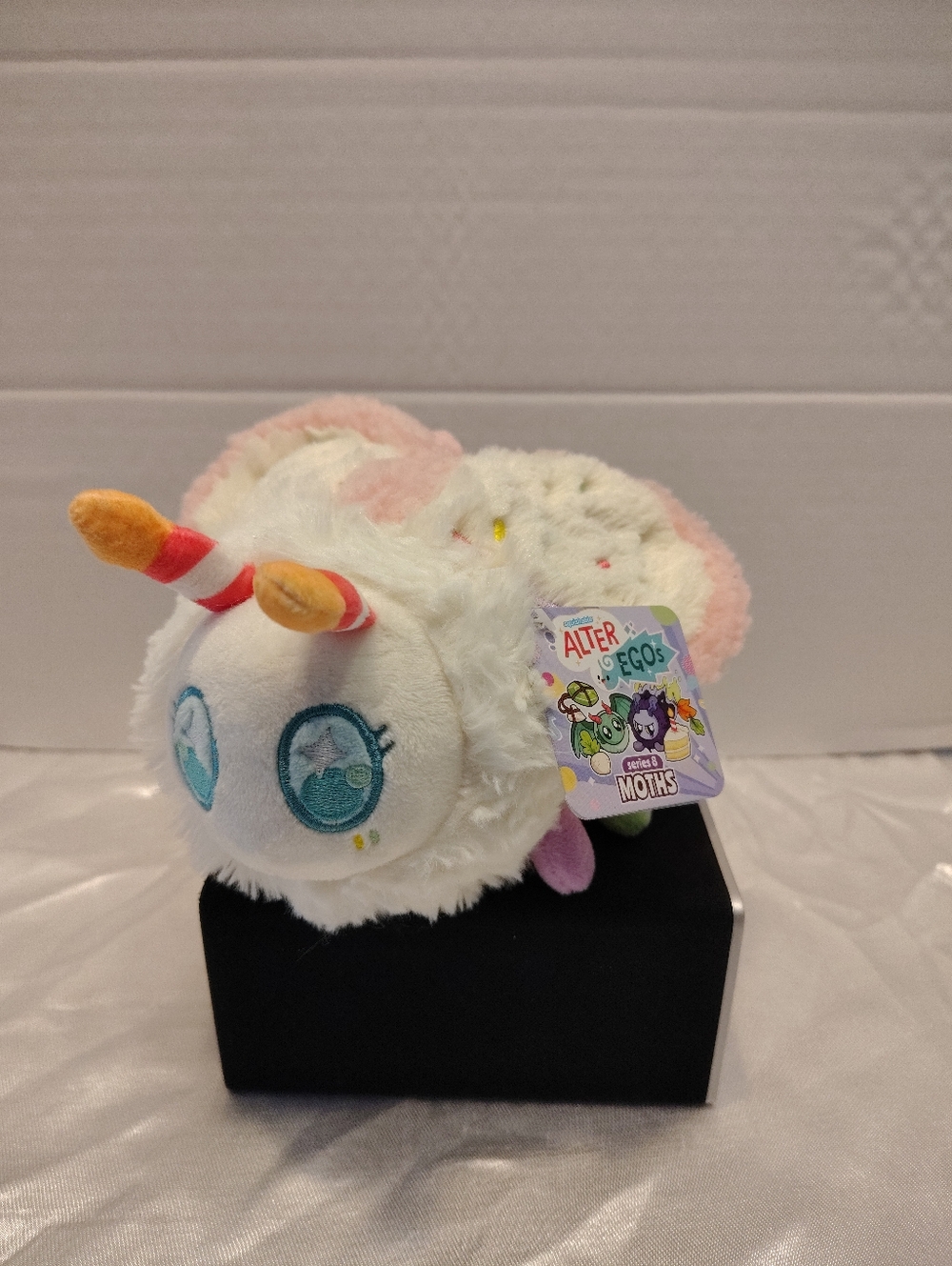 Squishable Alter Ego Serie 8, Moths Cake Edition